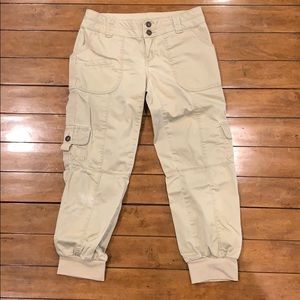Guess cargo capris.